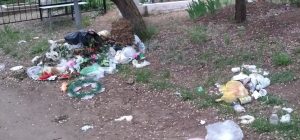 Новое кладбище - мусор у могил