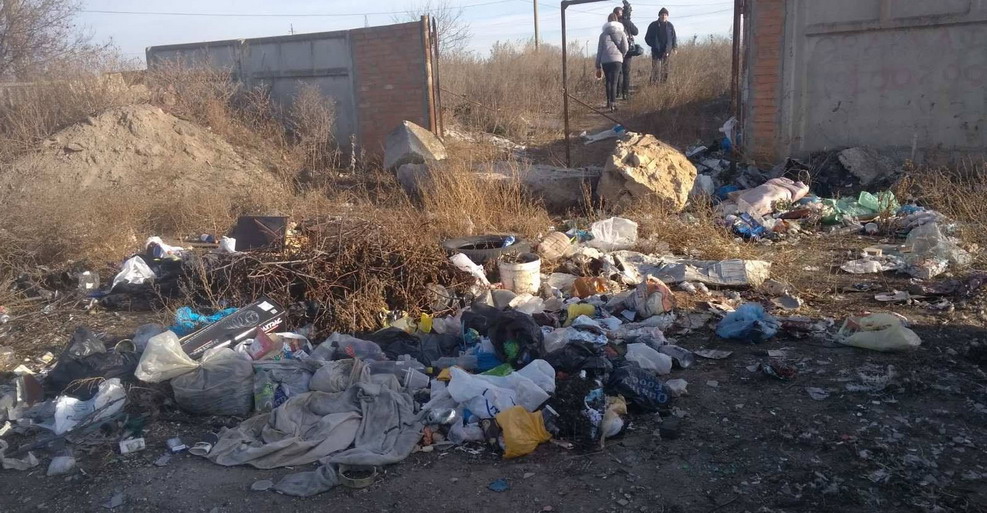 Свалка мусора в районе рекультивированного полигона ТБО в  г. Тирасполь.