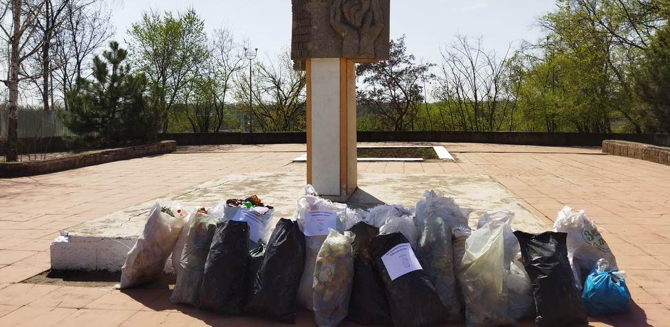 Уборка мусора у памятника лампочке 2022