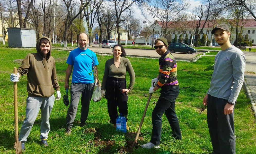 Волонтеры сажают клены в парке Кирова - Тирасполь