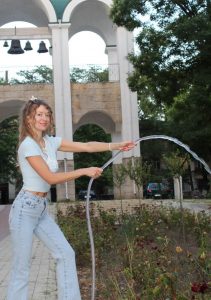 Тираспольская фото-модель Саманта поливает розы