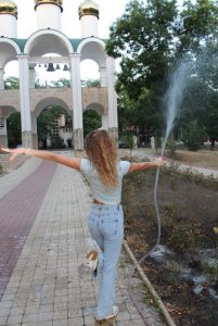 Тираспольская фото-модель Саманта танцует