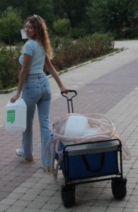 Саманта тянет тележку