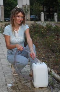 Тираспольская фото-модель Саманта набирает воду в канистру