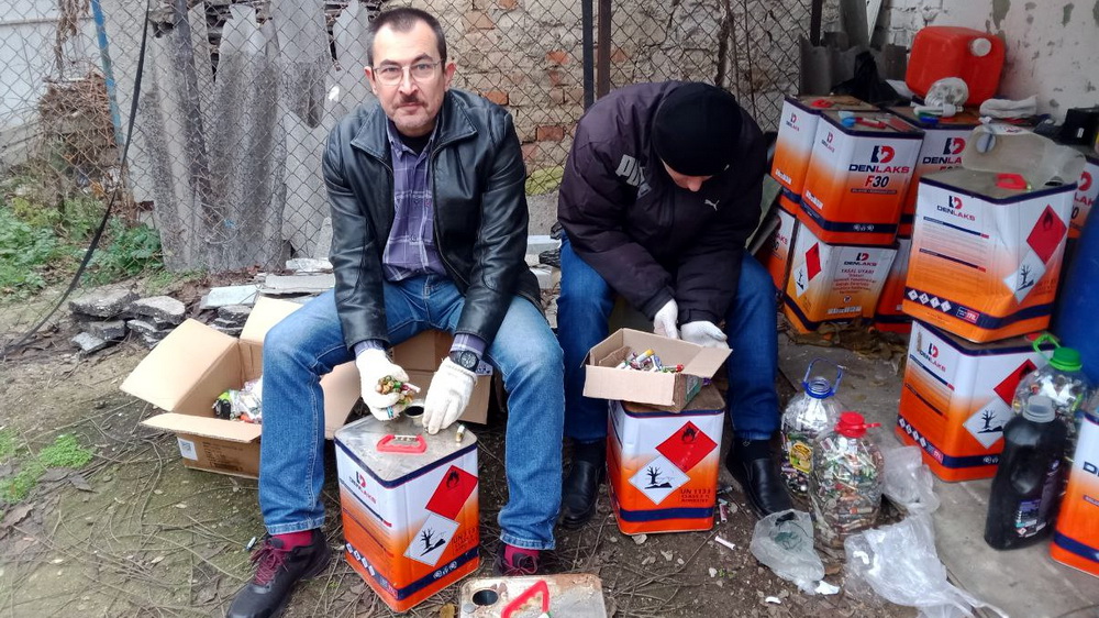 07.12.2025. Упаковка отработанных батареек на почте Тирасполя.