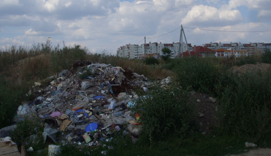 Свалка строительного мусора за улицей Ларионова в Тирасполе