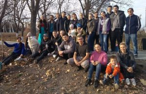 Волонтеры сажают саженцы деревьев