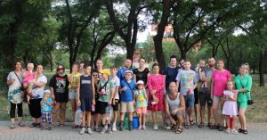 волонтеры поливали саженцы деревьев в парке Кирова