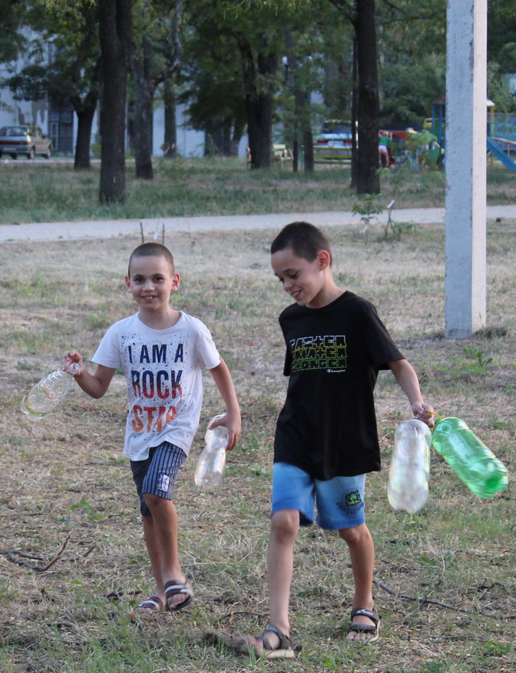 Дети несут воду на полив