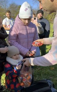 Шоколадки всем участникам посадки деревьев