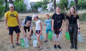 Волонтеры Приднестровья - дети поливают деревья в парке