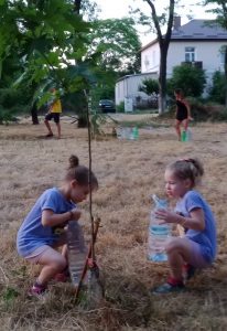 Волонтеры Приднестровья - две сестрички поливают саженец