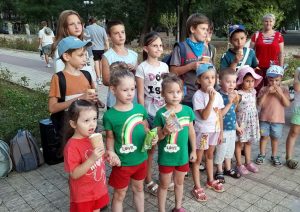 Дети и мороженное - парк Кирова.