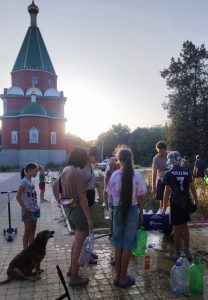 Очередь за водой - парк Кирова.