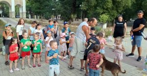 Раздача пряников детям - парк Кирова.