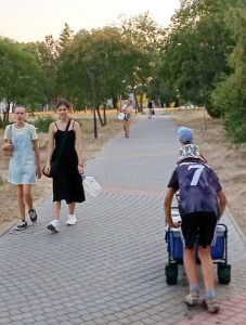 Дети толкают телегу для полива саженцев - парк Кирова