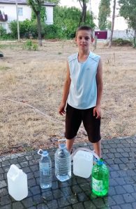 Волонтер ПМР на акции Полей меня - мальчик