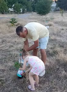 Волонтер ПМР на акции Полей меня - папа и дочка