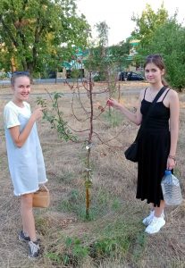 Волонтеры ПМР на акции Полей меня -девушки