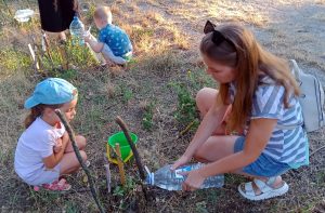 Волонтеры ПМР на акции Полей меня - мама и дочка