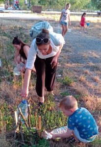 Волонтер ПМР на акции Полей меня - мама и сын