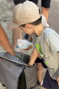 Дарим мороженное детям