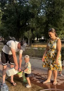 Полив саженцев в парке Кирова