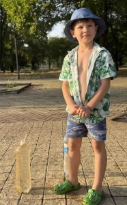 Мальчик и бутылка воды