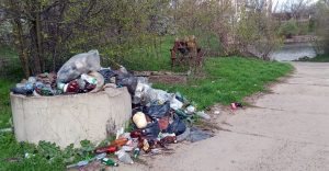 Мусор у парома со стороны Кицкан