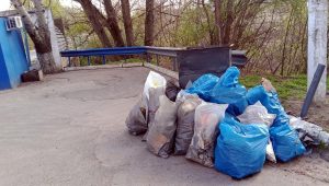 Собранный мусор у автостанции Тирасполя