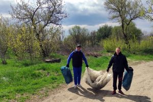 Сотрудники ГСИН убирают берег Днестра - апрель 2026