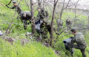 Суворовцы на уборке мусора