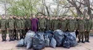 Суворовцы очистили склон в районе Памятника лампочке