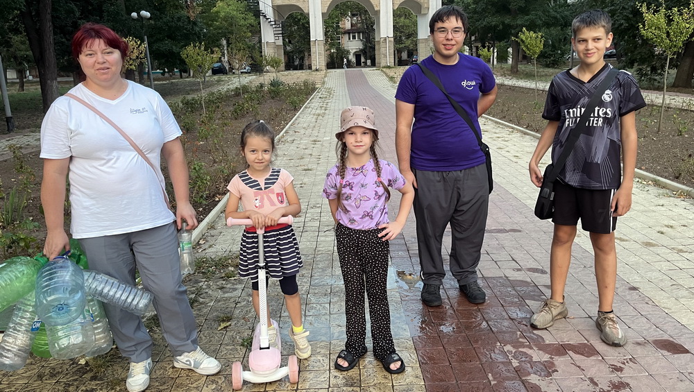 Парк Кирова в Тирасполе. Начало осени. Волонтёры ЭкоПМР.